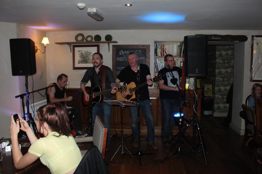 The Boot Inn Экстерьер фото